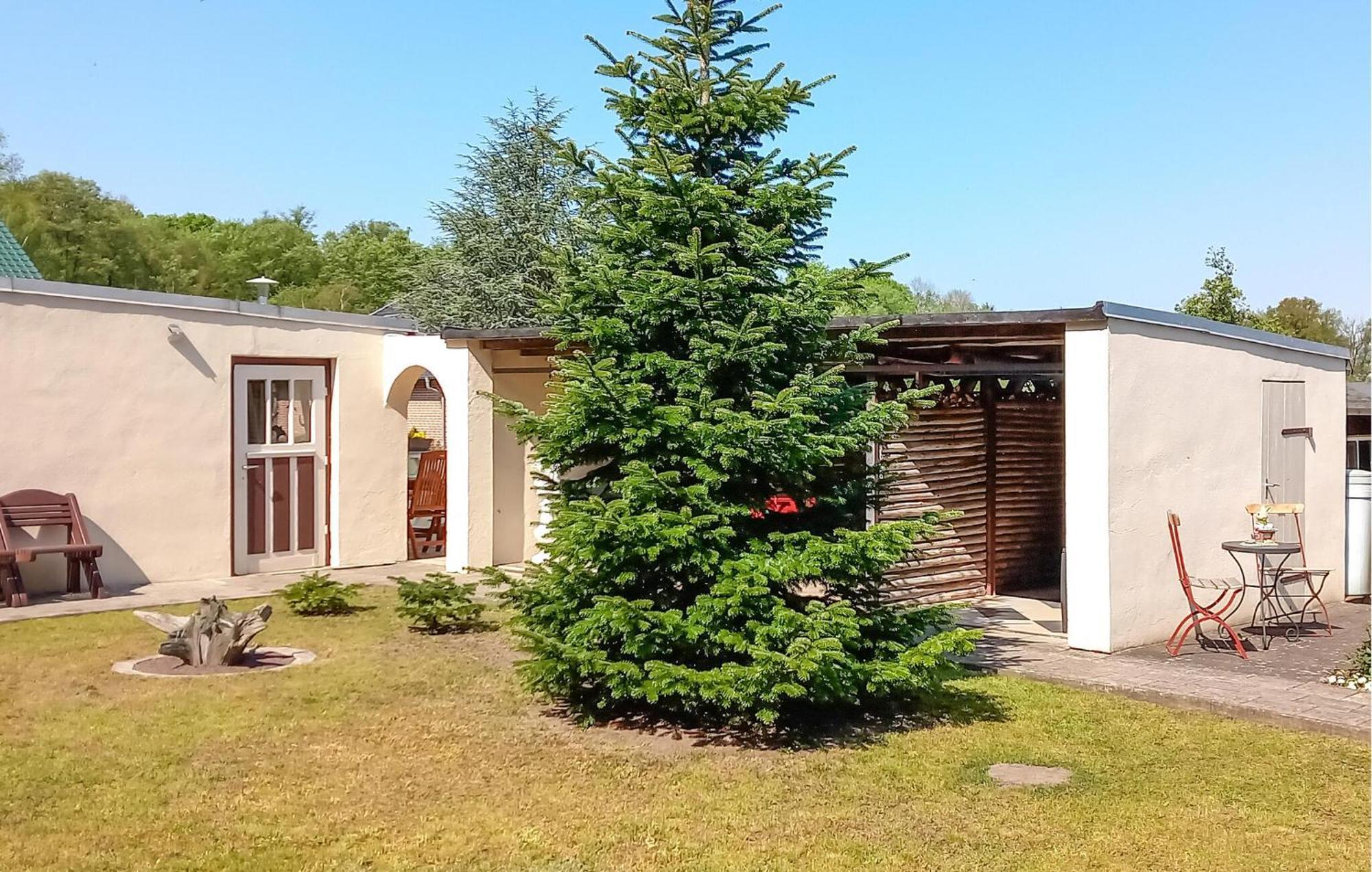 2 Bedroom Gorgeous Apartment In Luebtheen-Garlitz Exterior photo